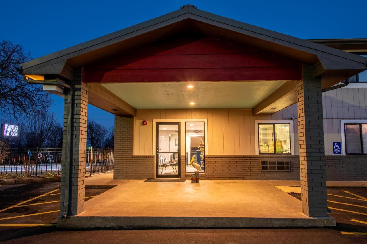 Hilltop Inn & Suites Grove Exterior photo